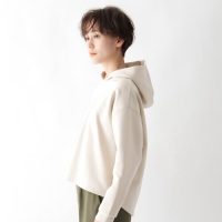 まだまだトレンド継続中！《パーカー》の大人カジュアルコーデをチェック♡