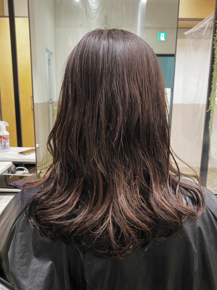 大人女子の肌に馴染むラベージュヘアカラー