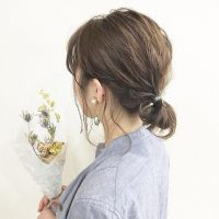 《ゴムひとつ》でできるセルフヘアアレンジ集。簡単こなれアレンジを長さ別でご紹介