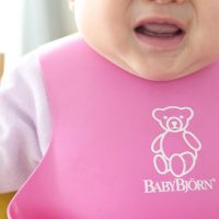 赤ちゃんのお食事エプロンはシリコンが便利。おすすめ商品から洗い方までご紹介