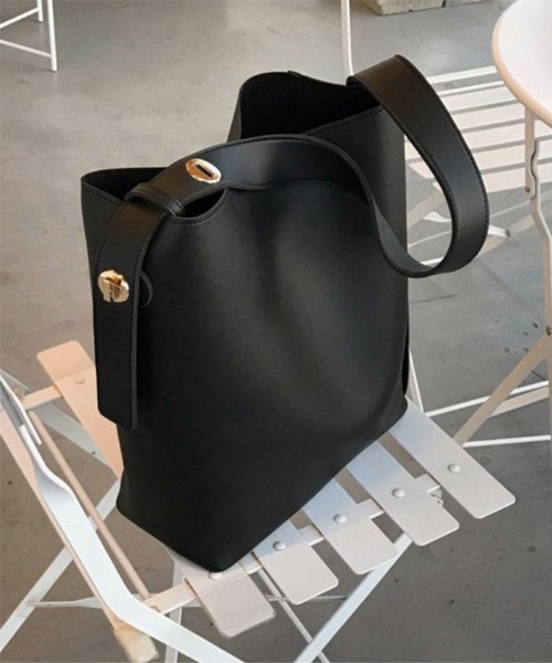 A4サイズも収納できるショルダーバッグ