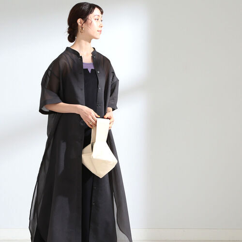 夏でも黒ワンピースをさらっと着こなす 季節感を演出する大人コーデのコツ Folk