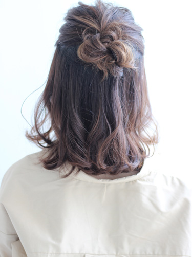 華やかで女性らしいハーフアップヘアアレンジ