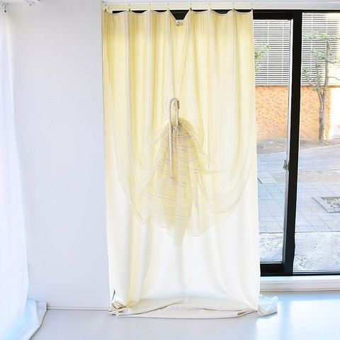 黄色いカーテン