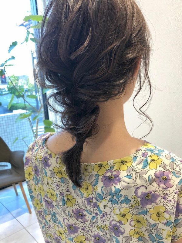 夏のゆる三つ編みヘアアレンジ