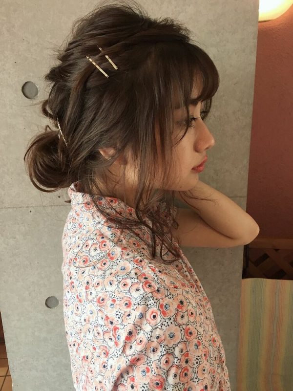 夏のシニヨンヘアアレンジ