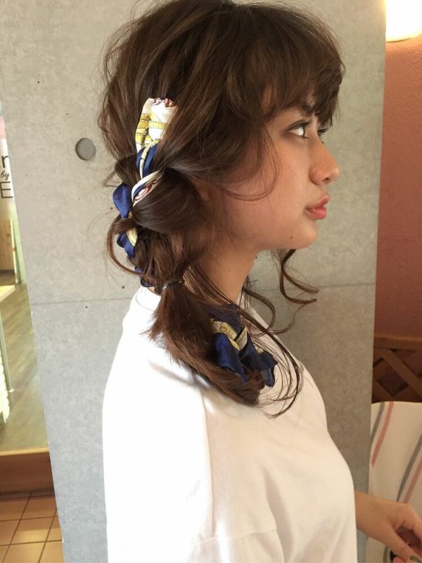 夏のスカーフ三つ編みヘアアレンジ