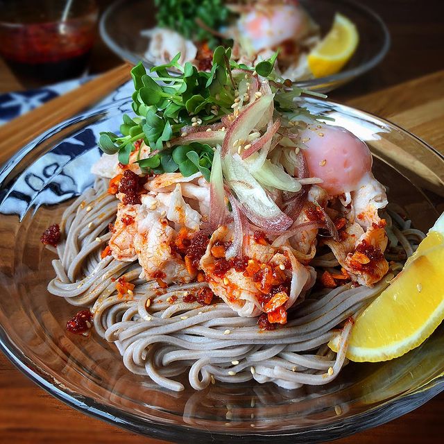 みょうが、カイワレ大根、卵、豚肉、そば、レモン、