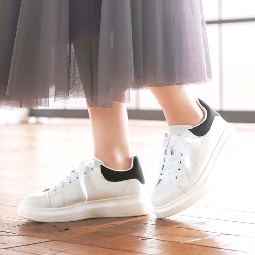 グレースニーカーはコーデが難しい 21春マネしたいおしゃれさんの着こなし方 Folk