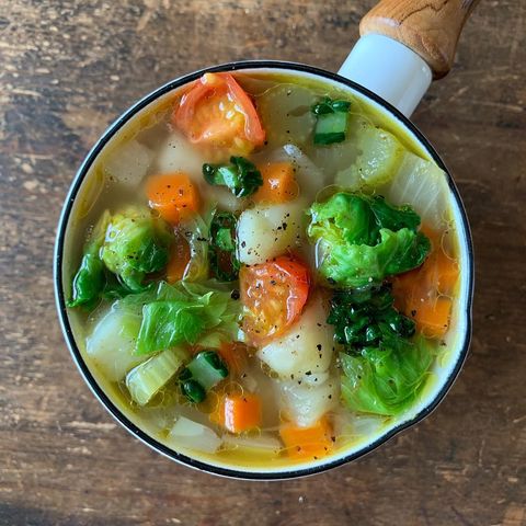 餃子に合う!人気の野菜の具だくさんスープ