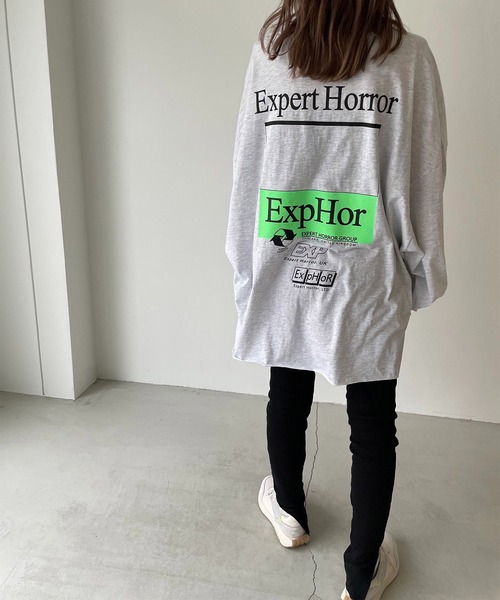 グレーロングTシャツ×スキニーパンツコーデ