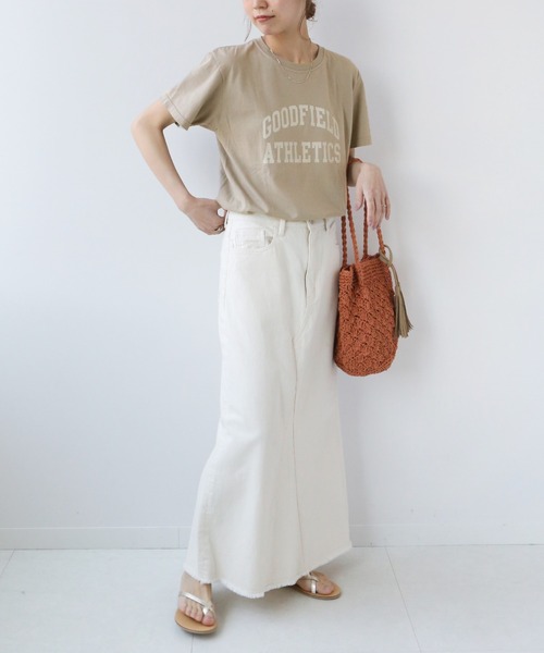 ベージュtシャツ の人気夏コーデ 地味見えさせないおしゃれな合わせ方のコツ Folk