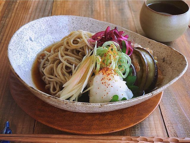 そば、みょうが、ネギ、なす、豚肉、大根おろし、めんつゆ。