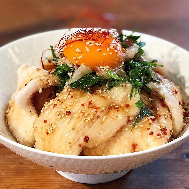 ツルツル食感が人気！むね肉で水晶鶏丼