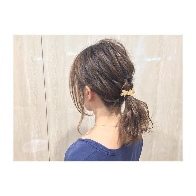 ポニーテールは後れ毛の出し方で印象が変わる こなれ感が出る大人のスタイル集 Folk