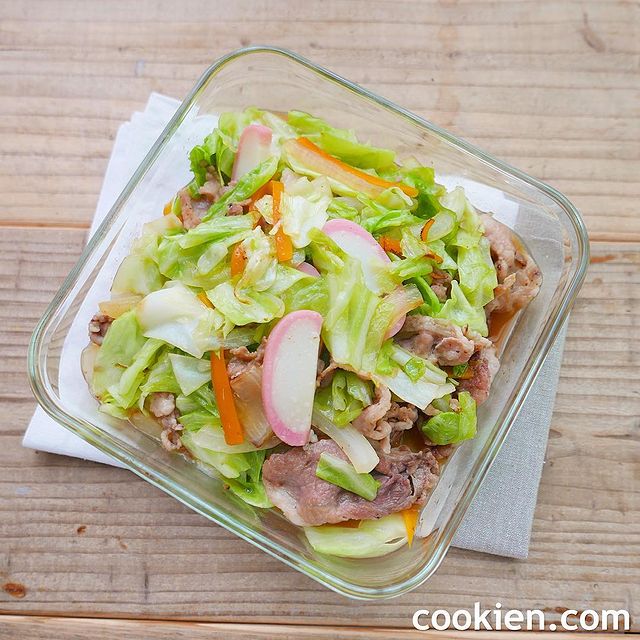 野菜炒め、キャベツ、かまぼこ、人参、おかず。