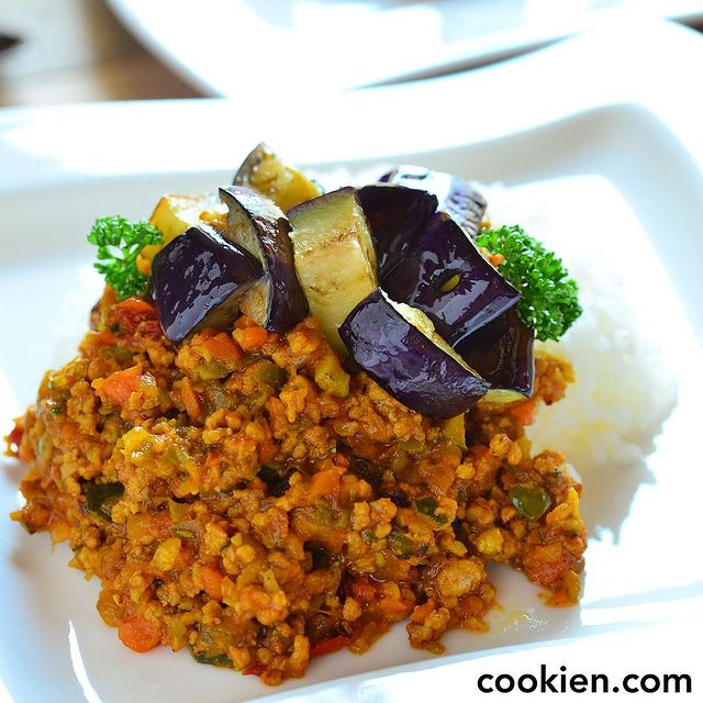 なす、ドライカレー、パセリ、ご飯。