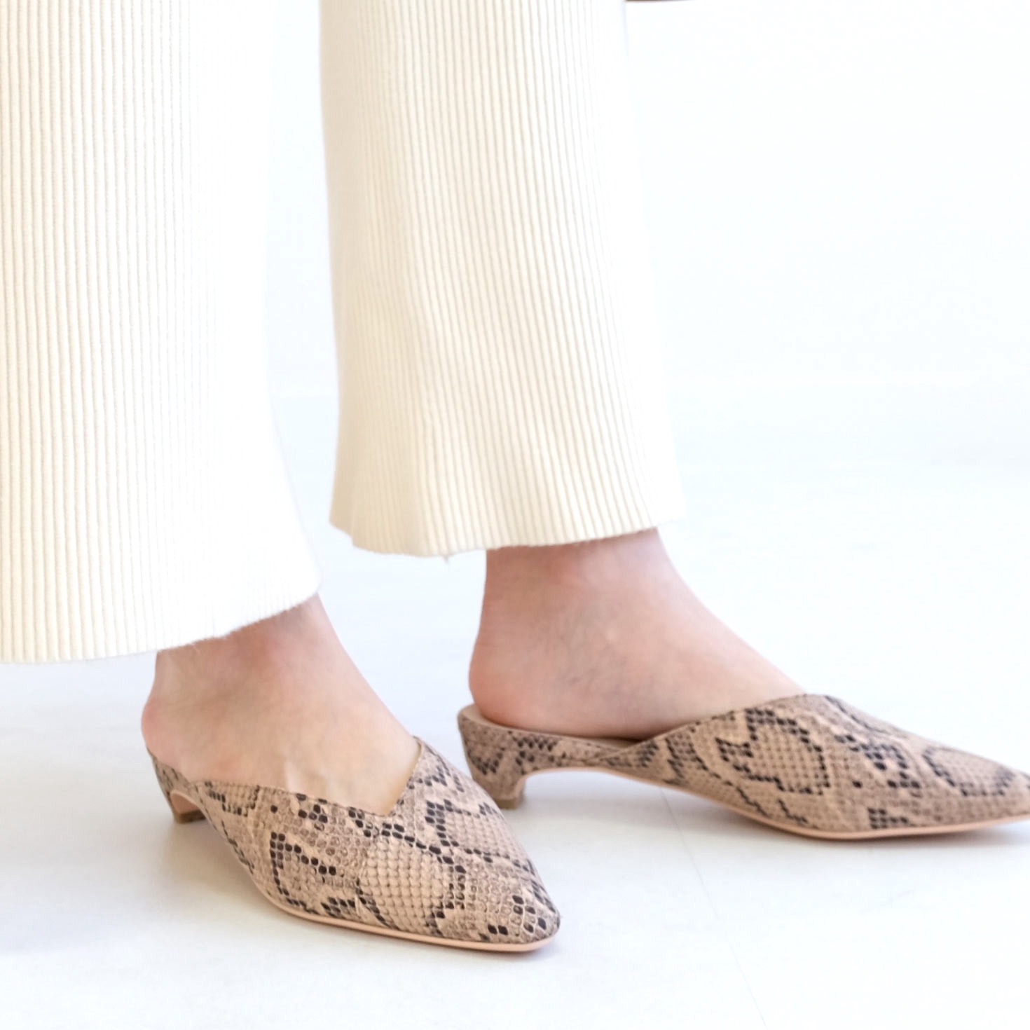 夏に履きたいミュールコーデ18選 21 トレンドを押さえたおしゃれな履き方 Folk