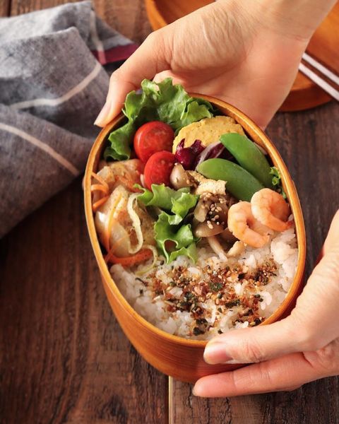 鮭が主役のお弁当レシピ16選 開けるのが楽しみになる簡単で美味しいおかずをご紹介 Folk