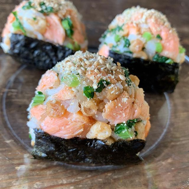 人気レシピ!鮭と天かすと菜っぱのおにぎり