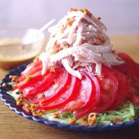 トマト×きゅうりで作る絶品レシピ。冷蔵庫の余りがちな野菜で作る副菜をご紹介
