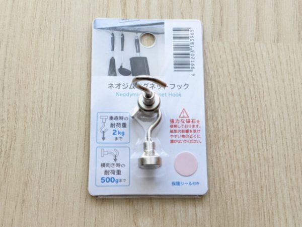 これが100円！？優秀すぎる「強力マグネットフック」でキッチン収納3