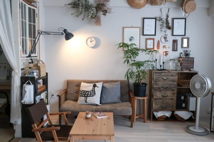 籠や飾りで程よい生活感のあるインテリア