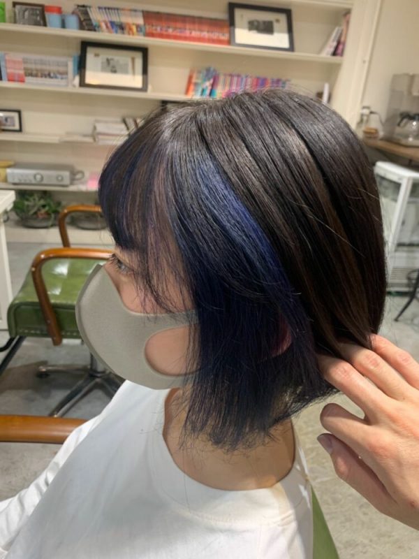 カラーが印象的な結婚式向けショートヘアアレンジ