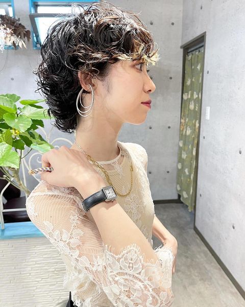 パーマが華やかな結婚式向けショートヘアアレンジ