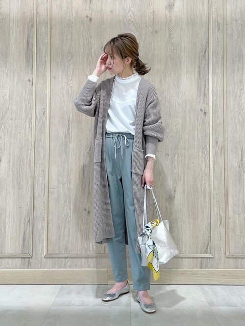 使いやすいシルバーバッグコーデ集 着こなしに馴染んでアクセントになる大人スタイル Folk