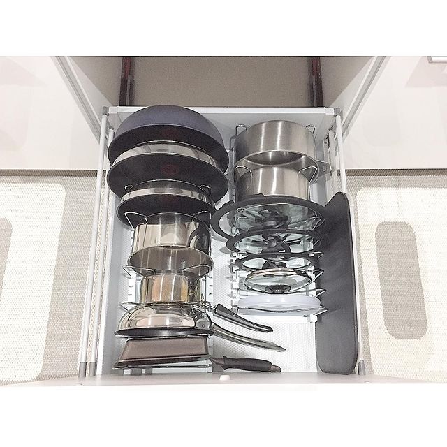 コンロ・シンク下に調理器具を立てて収納