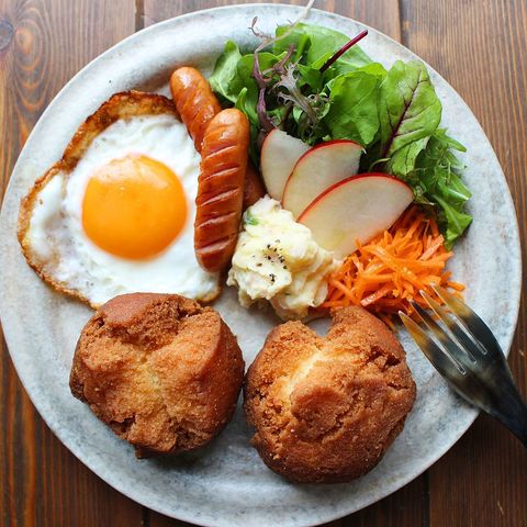 甘辛!サーターアンダギーに目玉焼きウインナー添え