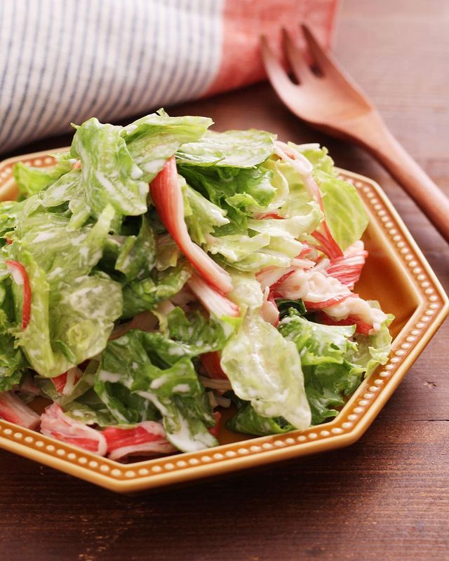 人気の一品!カニカマとレタスのサラダ