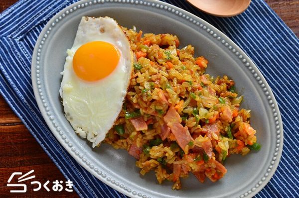 目玉焼きをのせて♪カレー炒めご飯レシピ