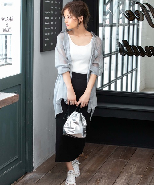 使いやすいシルバーバッグコーデ集 着こなしに馴染んでアクセントになる大人スタイル Folk