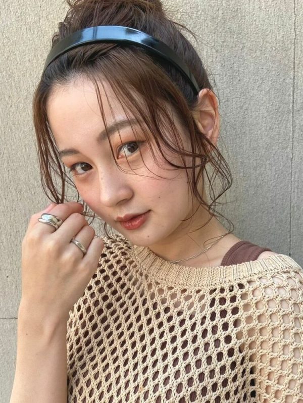 お団子がキュート！前髪なしセミロングヘアアレンジ