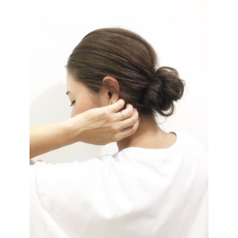 ロングヘアを利用した前髪なし一つ結び