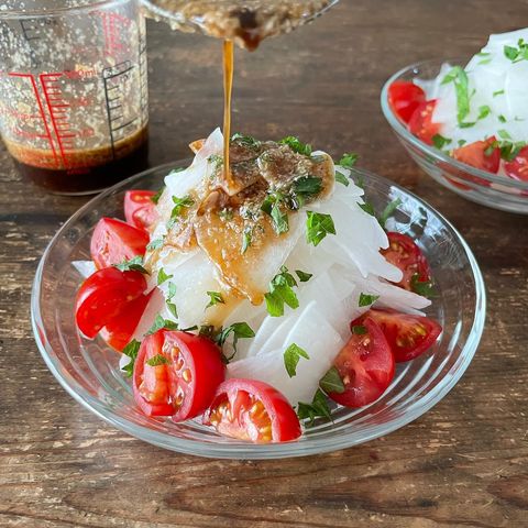 鮮やか副菜♡ごま油香る大根とトマトのサラダ