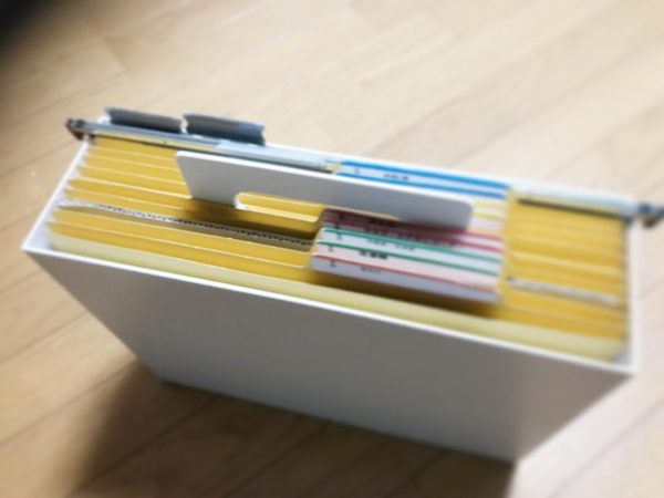 取っ手つきで持ち運びが便利な説明書収納