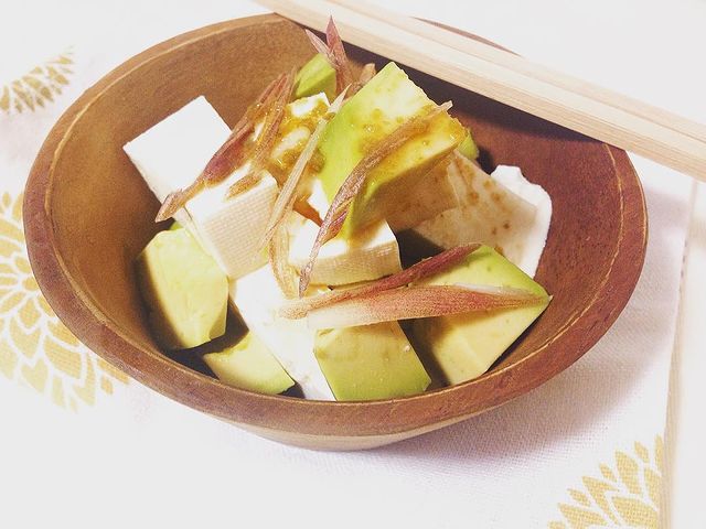 刺激が美味!柚子胡椒&アボカドの洋風サラダ冷奴