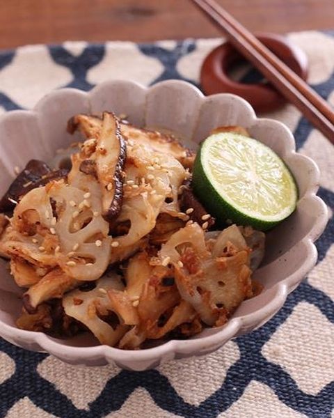 簡単レシピ!きのことれんこんのおかかマヨ炒め