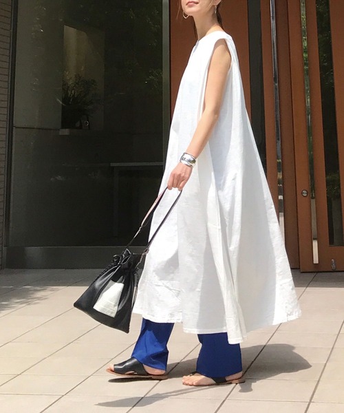 タック入りノースリーブフレアーワンピース