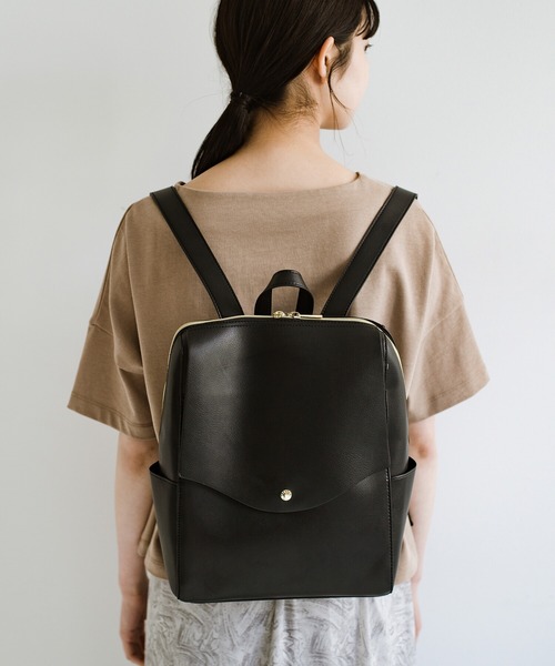 軽くて上品なフェイクレザーリュック