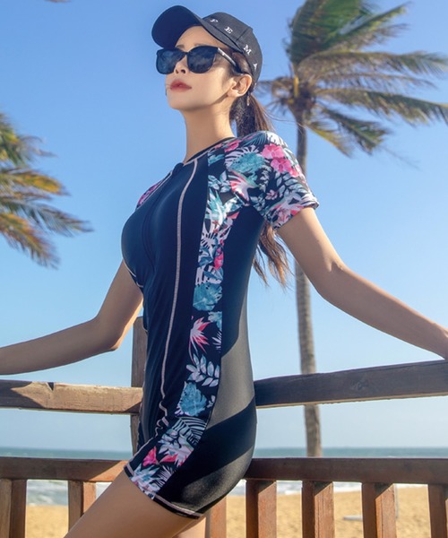 女性らしい花柄がおすすめのフィットネス水着