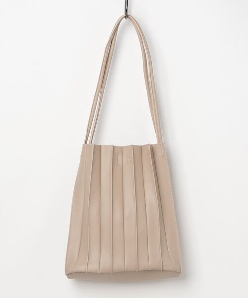 定番シルエットのプリーツバッグ