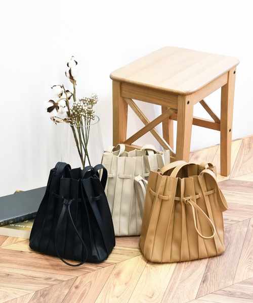 ロングストラップのプリーツバッグ