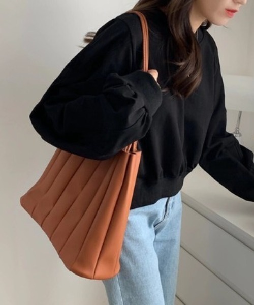 定番カラーのプリーツバッグ