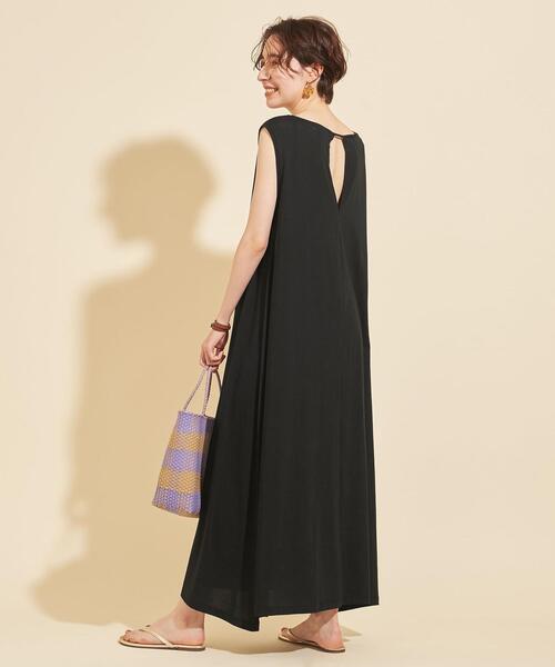 バックスリットマキシワンピース×サンダル