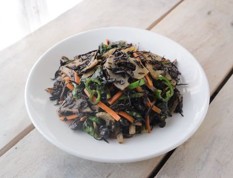 ピーマン、ひじき、れんこん、人参、小松菜、こんにゃく、大豆、炒め物。