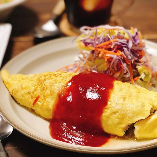 チキンライスの献立にミートオムレツ